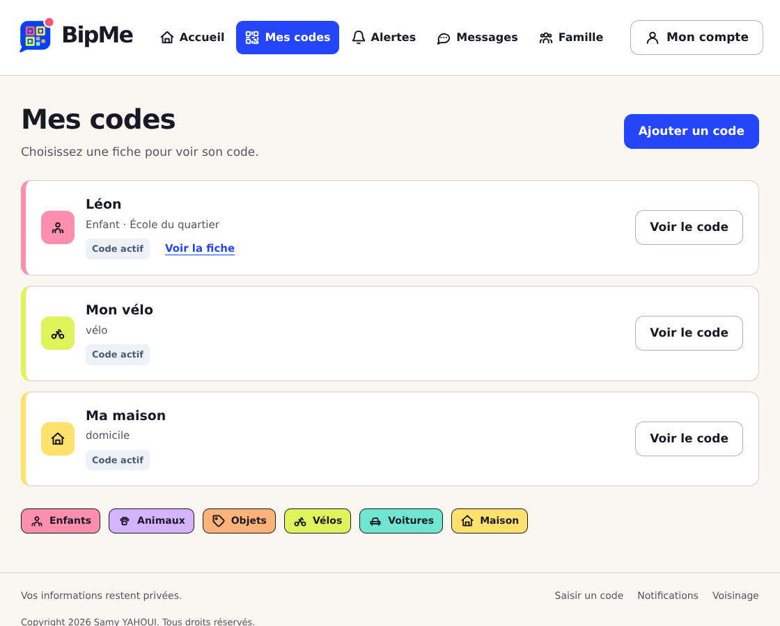 Capture de Mes codes : les fiches d’un enfant, d’un vélo et d’une maison, avec un bouton Voir le code pour chacune. Ouvrir en grand.